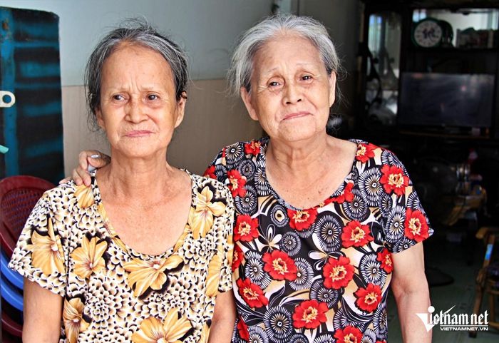 Từ ngày bà Lê đau bệnh, bà Nguyệt, bà Nga thay phiên nhau đi bán và chăm sóc chị ruột. Ảnh: Hà Nguyễn
