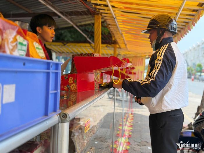 Sức mua bánh Trung thu đang tăng dần. Ảnh: Thu Hà