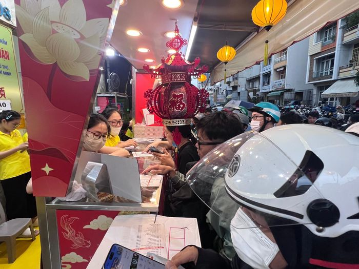 Người dân xếp hàng mua bánh Trung thu tại một thương hiệu có tuổi đời 40 năm ở TPHCM. Ảnh: Thu Hà