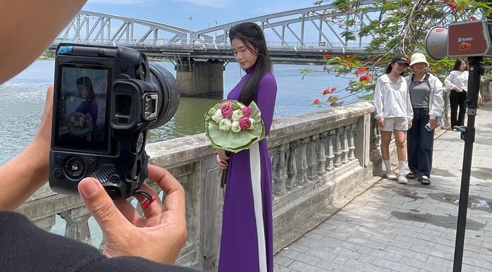 Nhiều du khách chọn cầu Trường Tiền chụp ảnh mỗi lần đến Huế du lịch. Ảnh: Lê Bằng