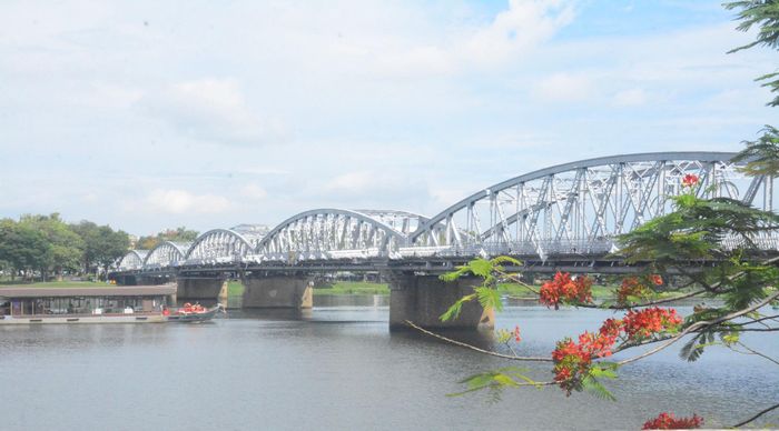 Cầu Trường Tiền rạng rỡ trên dòng sông Hương với sắc nhũ bạc. Ảnh: Lê Bằng