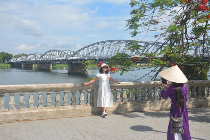 Đường đi bộ và các ban công, nơi du khách dừng chân chụp ảnh, ngắm nhìn toàn cảnh hai bên bờ sông Hương. Ảnh: Lê Bằng