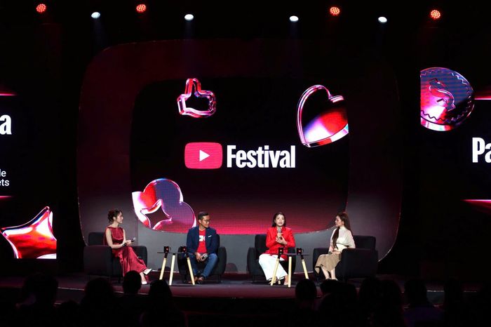 Các diễn giả phiên tọa đàm tại sự kiện YouTube Festival Việt Nam 2026. Từ trái qua: MC Khánh Vy, ông Minh Nguyễn - Phụ trách Giải pháp hiệu suất khu vực Đông Nam Á của Google, bà Quyên Lê - Giám đốc tăng trưởng Metub và nhà sáng tạo Trinh Phạm. Ảnh: Google