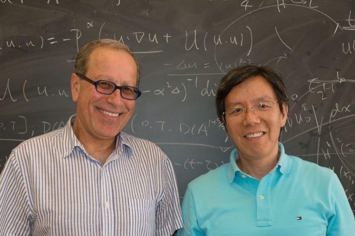 Giáo sư Fanghua Lin (bên phải) tại Courant, NYU. Ảnh: NYU Courant