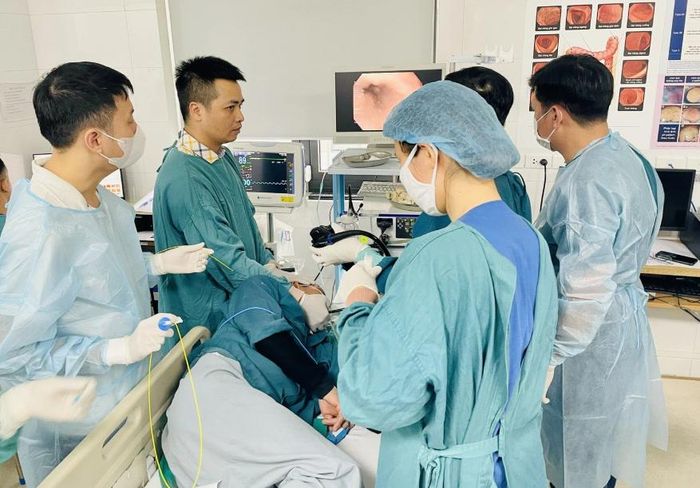 Các bác sĩ Bệnh viện Bạch Mai nội soi cho bệnh nhân. Ảnh: P.Thuý.