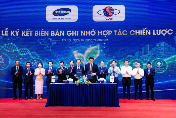 GS.TS. Chu Hoàng Hà - Phó Chủ tịch Viện Hàn lâm Khoa học và Công nghệ Việt Nam (bên phải) và Ông Nguyễn Khắc Hanh – Tổng Giám đốc Công ty Cổ phần Dược phẩm Bến Tre (bên trái) ký kết Biên bản ghi nhớ hợp tác chiến lược. (Ảnh: Bepharco)