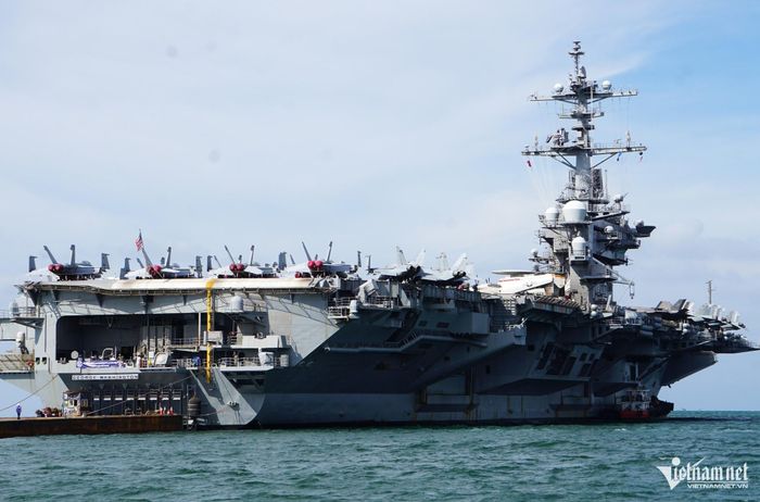 Tàu sân bay USS George Washington của Mỹ thăm Việt Nam hồi cuối tháng 7. Ảnh: Hồ Giáp