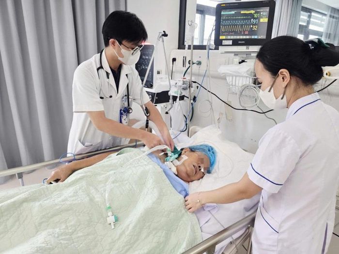 Bệnh nhân được cấp cứu tích cực. Ảnh: BVCC.