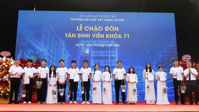 PGS.TS Hoàng Tùng, Hiệu trưởng Trường ĐH Xây dựng Hà Nội (bìa phải) và PGS.TS Phạm Thanh Tùng, Phó hiệu trưởng nhà trường (bìa trái) trao học bổng cho các tân sinh viên có thành tích xuất sắc.