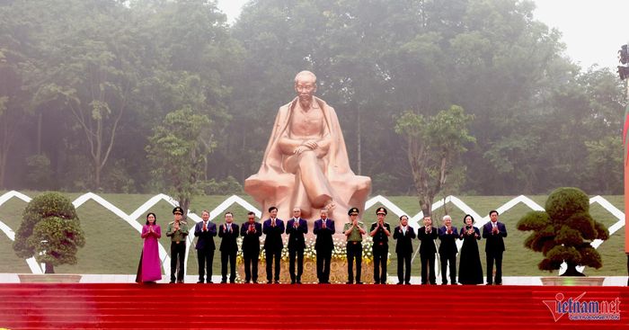 Các đại biểu thực hiện nghi lễ khánh thành tượng đài "Bác Hồ với ngày hội non sông". Ảnh: Đức Hoàng.