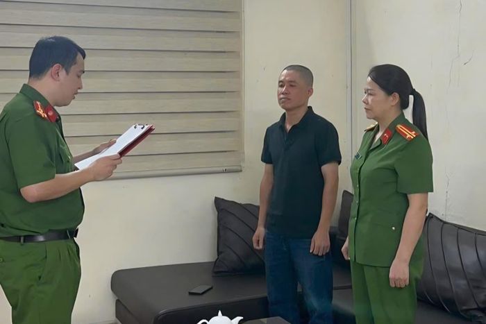 Công an tống đạt quyết định tố tụng đối với ông Đoàn Ngọc Cảnh. Ảnh: CACC