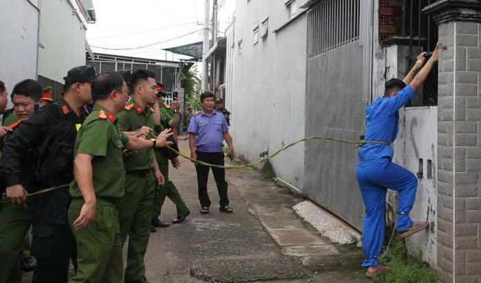 Công an đưa Nguyễn Đức Anh đến hiện trường để thực nghiệm hành vi. Ảnh: CA
