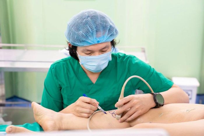 Bác sĩ Mạnh khám cho người bệnh. Ảnh: P.Thuý.
