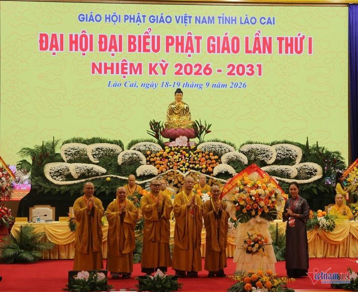 Bô trưởng Bộ Dân tộc và Tôn giáo Nguyễn Đình Khang gửi lẵng hoa chúc mừng Đại hội. Ảnh Trọng Bảo