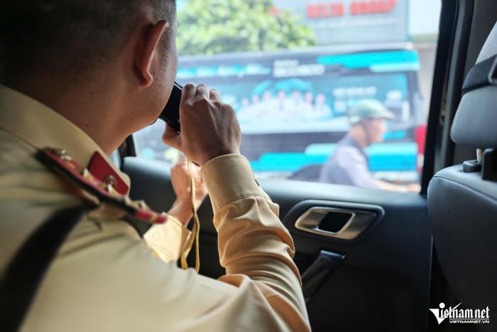 Lực lượng CSGT bí mật ghi hình hoạt động đón trả khách trái quy định. Ảnh: Đình Hiếu