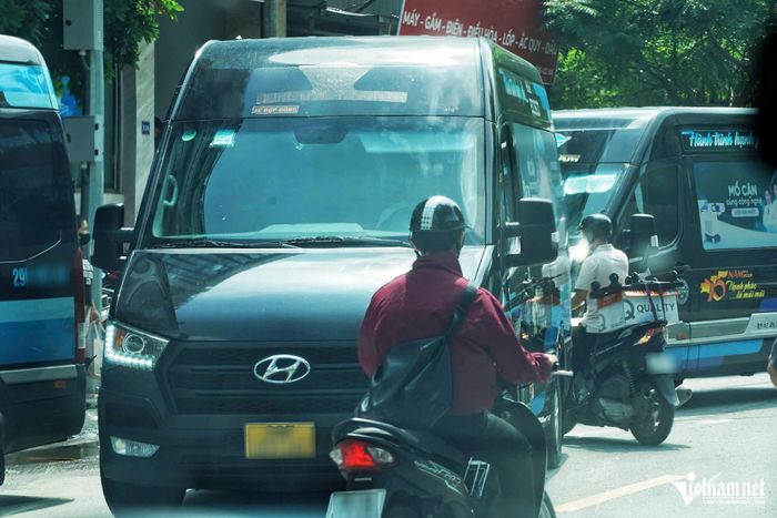 Phương tiện dừng đỗ đón trả khách sai quy định ảnh hưởng đến giao thông. Ảnh: Đình Hiếu