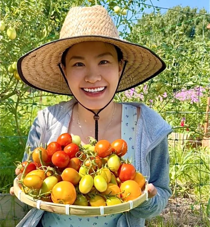 Đối với chị Trinh, khu vườn là món ăn tinh thần vô giá, giúp chị gần gũi thiên nhiên và vơi bớt nỗi nhớ quê nhà