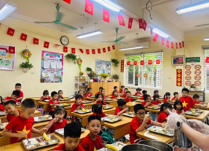 Bữa ăn bán trú của học sinh Trường Tiểu học Chu Văn An. Ảnh: UBND phường Hoàng Liệt