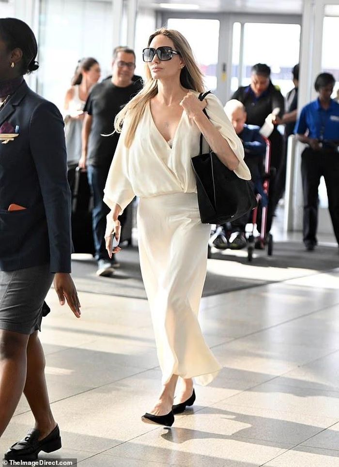 Angelina Jolie sải bước đầy quyền lực. Ảnh: Image Direct