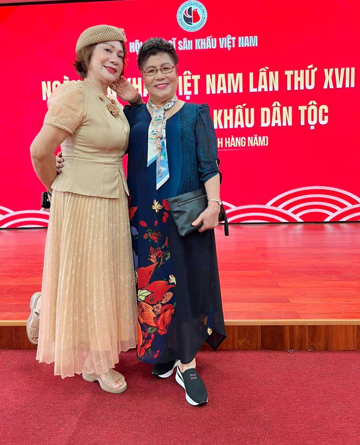 NSND Hương Dung và NSND Tâm Chính vui mừng ngày hội ngộ.