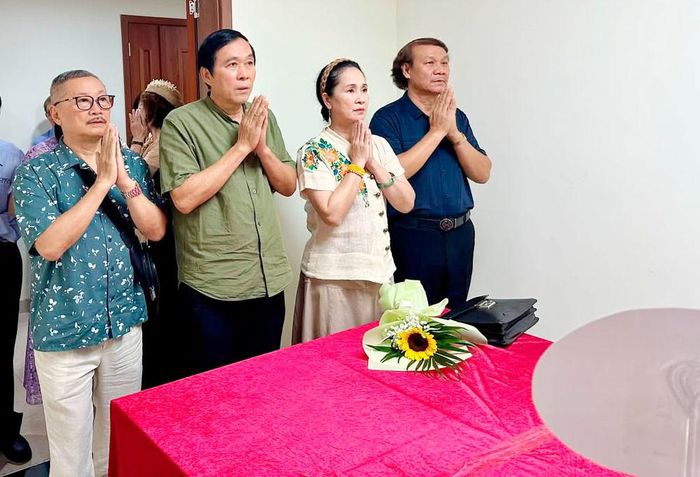 NSND Trần Đức, NSƯT Đỗ Kỷ, NSND Lan Hương, NSND Nguyễn Hải thắp nén tâm hương dân Tổ nghề tại trụ sở Hội Nghệ sĩ sân khấu Việt Nam.