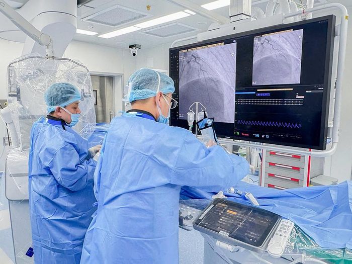 Các bác sĩ đang can thiệp tái thông động mạch vành cho bệnh nhân nhồi máu cơ tim tại Phú Quốc. Ảnh: BVCC.