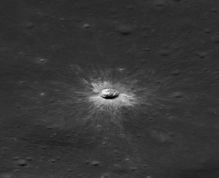 Tàu thăm dò Lunar Reconnaissance Orbiter của NASA đã phát hiện hố va chạm này ở vùng mặt gần của Mặt Trăng vào tháng 5/2024. Nó được hình thành bởi một mảnh vỡ của tiểu hành tinh hoặc sao chổi lao vào. Ảnh: NASA/UPI/Shutterstock