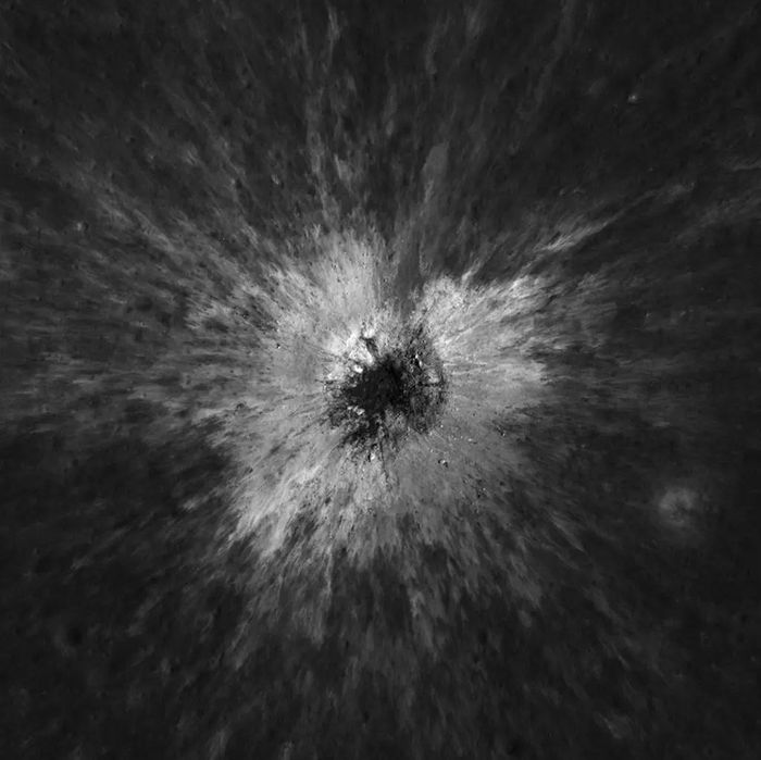 Hình ảnh cận cảnh chụp từ trên cao hố va chạm McGetchin, do camera góc hẹp trên tàu thăm dò Lunar Reconnaissance Orbiter của NASA ghi lại. Ảnh: NASA/UPI/Shutterstock