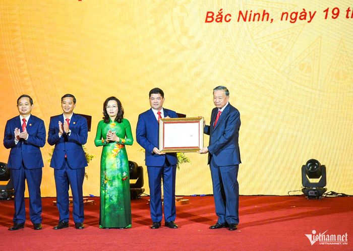Tổng Bí thư, Chủ tịch nước Tô Lâm trao Nghị quyết của Quốc hội về thành lập thành phố Bắc Ninh