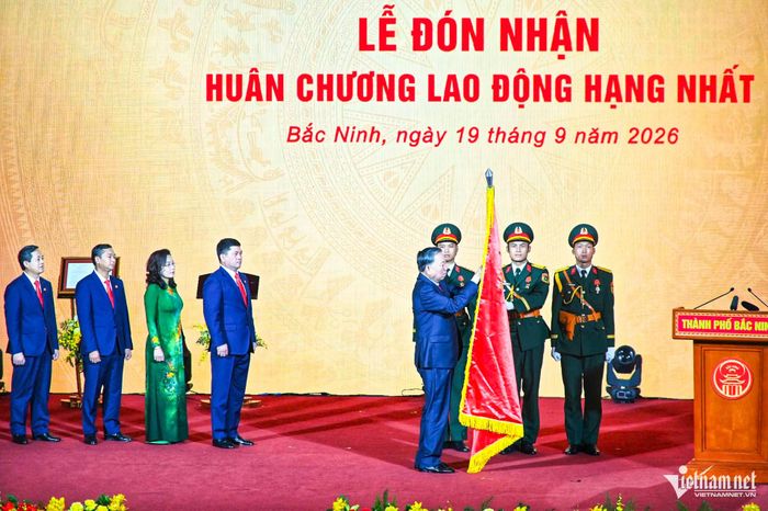 Tổng Bí thư, Chủ tịch nước Tô Lâm trao Huân chương Lao động hạng nhất cho Đảng bộ, chính quyền và nhân dân Bắc Ninh