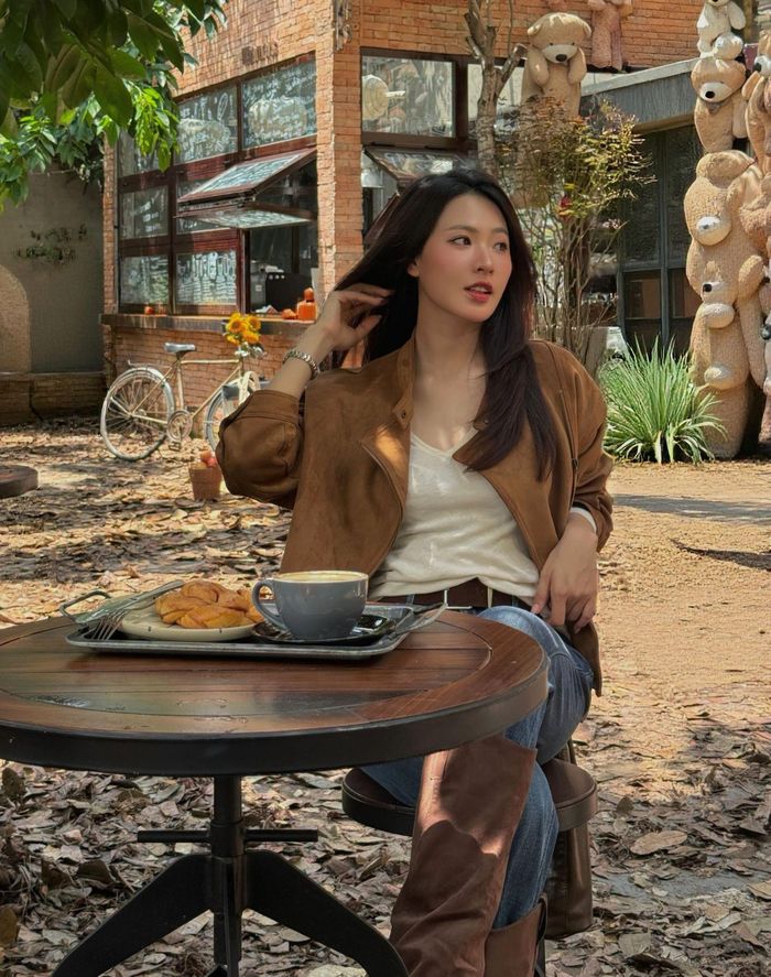 Diễn viên Minh Trang thưởng thức cà phê, bánh ngọt.