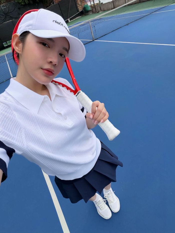 Ca sĩ Lyly đi chơi tennis cuối tuần.