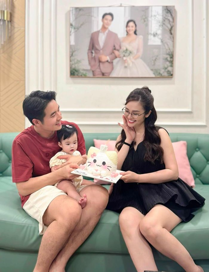 MC Thùy Linh VTV đón tuổi 40 ấm áp bên ông xã kém 5 tuổi và con gái.