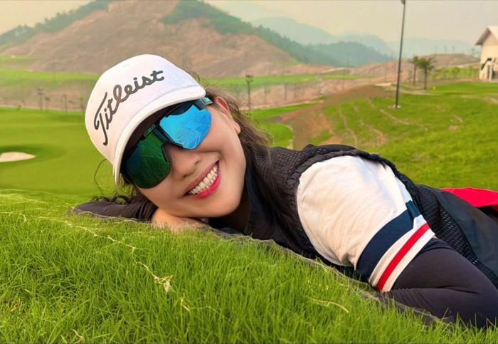Đại tá, NSND Nguyễn Thị Thu Hà thả mình trên thảm cỏ.