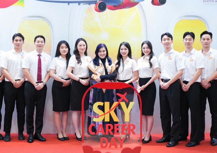 Phó Chủ tịch HĐQT, Phó tổng giám đốc tài chính Vietjet Hồ Ngọc Yến Phương (giữa) chào mừng các ứng viên đến với ngày hội