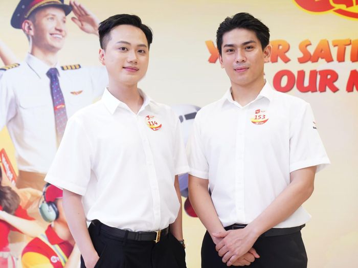Võ Minh Phúc (bên phải) lựa chọn bay cùng Vietjet để hiện thực hoá giấc mơ dang dở của chị gái