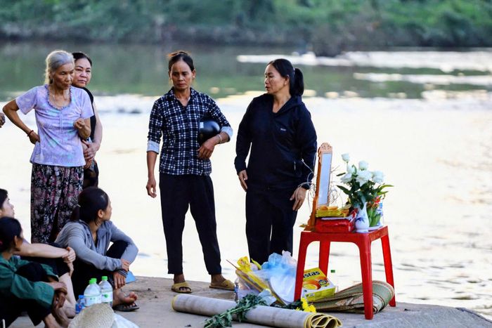 Người nhà nữ sinh ngóng chờ thông tin trong lúc lực lượng chức năng tìm kiếm dưới sông. Ảnh: Ngọc Ánh