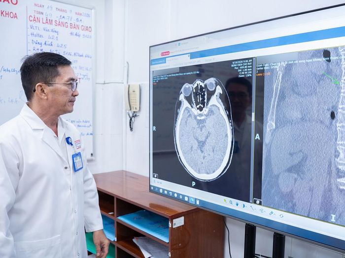 Bệnh nhân bị đa chấn thương do cây đè, đang được các bác sĩ Bệnh viện Chợ Rẫy theo dõi sát sao. Ảnh: BVCC.