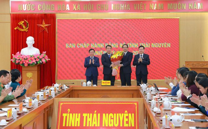 Thường trực Tỉnh ủy tặng hoa chúc mừng ông Nguyễn Thế Mạnh, Phó bí thư Tỉnh ủy Thái Nguyên