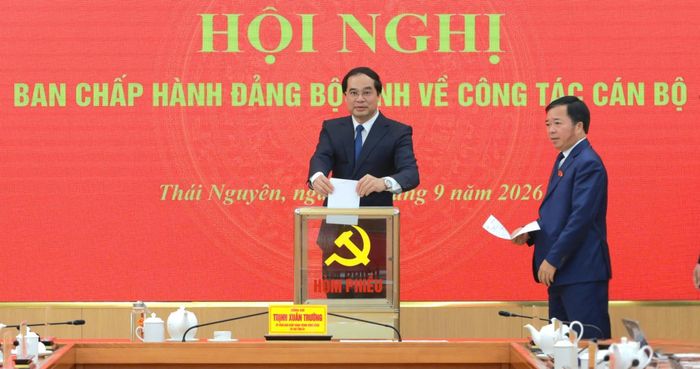 Các đại biểu thực hiện quy trình bỏ phiếu giới thiệu để HĐND tỉnh bầu chức Chủ tịch UBND tỉnh Thái Nguyên nhiệm kỳ 2026-2031