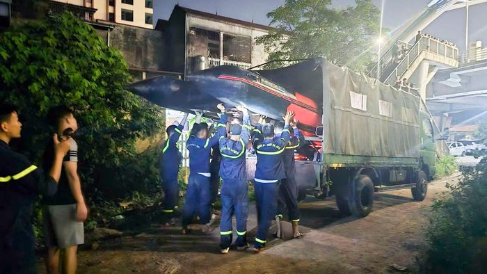 Thi thể nữ sinh lớp 11 được lực lượng chức năng tìm thấy lúc 18h35, cách cầu Bến Tượng khoảng 150m. Ảnh: Ngọc Ánh
