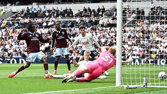 Thế nhưng, Aston Villa mới là đội mở tỷ số ở cuối hiệp một, với pha đệm cận thành của Manzambi