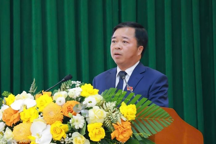 Ông Bùi Văn Lương, Chủ tịch HĐND tỉnh phát biểu tại kỳ họp. Ảnh: Mạnh Thắng