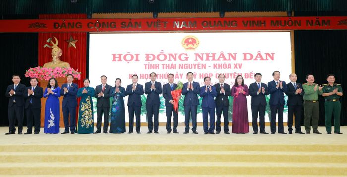 Lãnh đạo tỉnh Thái Nguyên tặng hoa chúc mừng ông Nguyễn Thế Mạnh, Chủ tịch UBND tỉnh. Ảnh: Mạnh Thắng