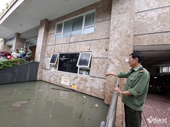 Ông Sơn chỉ vào khu vực hầm ngập khoảng 2m. Ảnh: T.T