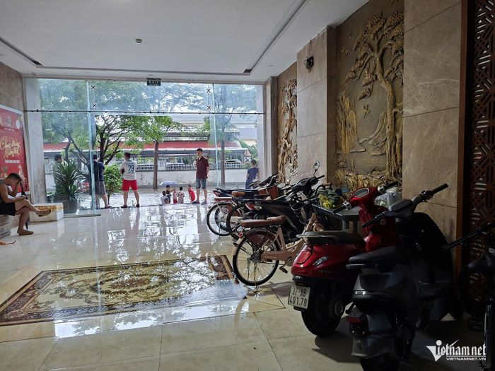 Xe máy, xe đạp của cư dân được chuyển khu vực sảnh chung cư. Ảnh: T.T