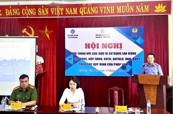 Đồng chí Đinh Quốc Hùng, Viện trưởng VKSND khu vực 3 tuyên truyền tại hội nghị.