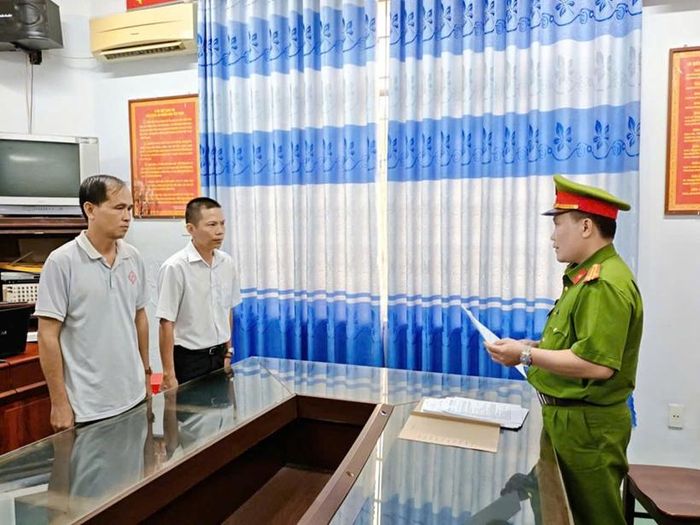 Cơ quan Công an thi hành các Quyết định đối với Lê Minh Dũng (bên trái) và Đặng Quốc Huy. (Ảnh:CA)
