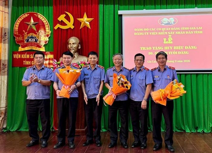 Lãnh đạo VKSND tỉnh tặng hoa chúc mừng các đồng chí được tặng Huy hiệu Đảng.
