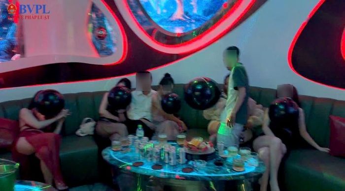 Các nhân viên PR sử dụng bóng khí ngay trong phòng hát karaoke.